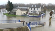 Ein Haus in Hattingen ist im Januar komplett vom Hochwasser der Ruhr umgeben, 2002