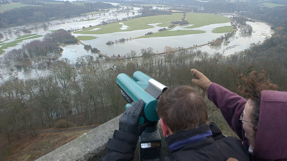 Zwei Ausflügler verschaffen sich vom Turm der Burg Blankensteinbei Hattingeneinen Überblick über den Stand des Hochwassers im Ruhrtal, 2002