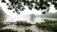 Die Ruhrwiesen bei Schwerte stehen unter Wasser - die Ruhr führt im August Hochwasser, 2007