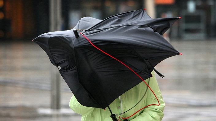 Frau mit Regenschirm