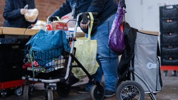 Oberhausen:  Bedürftige Menschen erhalten Lebensmittel von der Tafel 