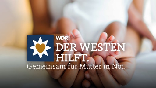 Babyfüßchen liegen in den Händen der Mutter