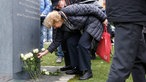 Barbara John, Ombudsfrau der Bundesregierung für die Opfer des NSU und deren Angehörigen, legt eine Blume nieder