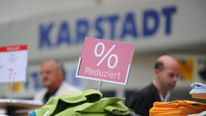 Rabattschild in einem Karstadt-Warenhaus