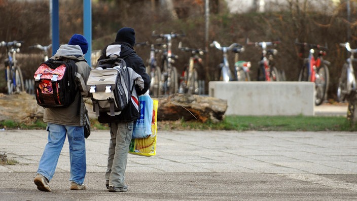 Zwei Schüler gehen über den Schulhof