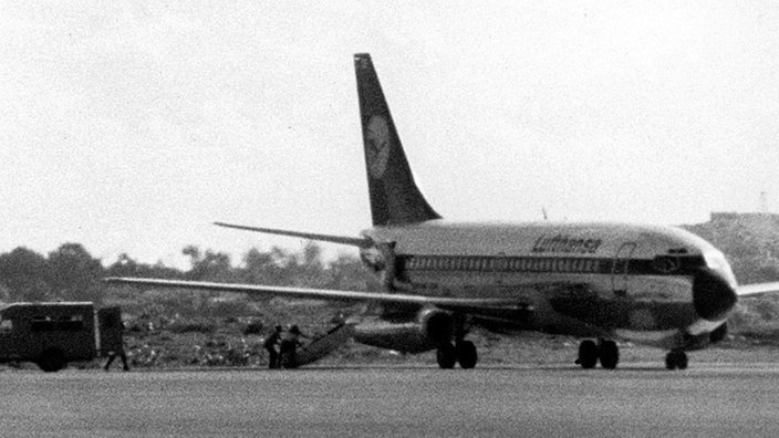 Die entführte Lufthansa-Maschine Landshut auf dem Flughafen von Mogadischu