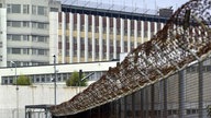 Stacheldraht vor dem Gefängnis Stammheim