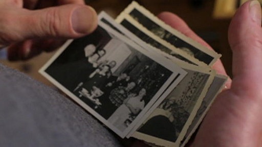 Rolf Bergmeier hält Fotos in der Hand