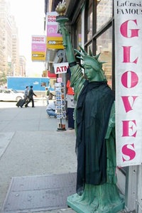 Freiheitsstatue mit Trauerflor vor einem Souvenirladen in Manhatten