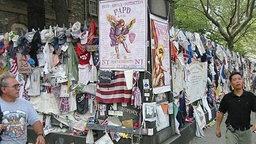 Mützen, Poster, T-Shirts hängen zum Gedenken an die Oper in New York an einer Wand