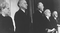 Kanzler Konrad Adenauer verkündet das Grundgesetz