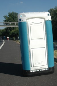 Toilettenhäuschen auf der A40