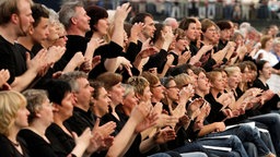 Gebärdenchor beim Konzert in der Arena auf Schalke