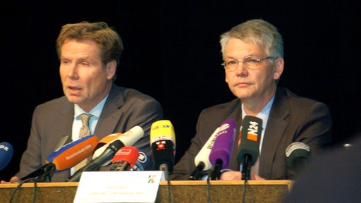 Oberstaatsanwalt Horst Bien spricht  in Duisburg  vor Beginn der Pressekonferenz in der Rheinhausenhalle mit den Journalisten