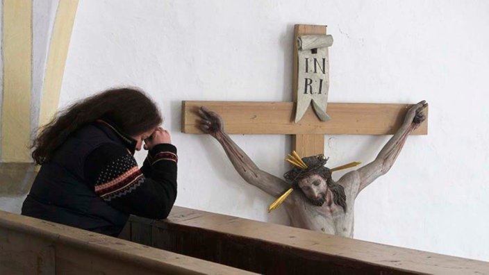 Betende Frau in der Kirche