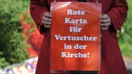 Protestplakat zum Missbrauch in der Katholischen Kirche