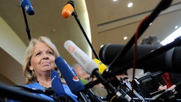 Hannelore Kraft gibt vor Mikrofonen ein Statement ab