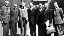 Das Landeskabinett von 1947 (Mitte: Ministerpräsident Arnold)