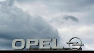 Dunkle Wolken über dem Opel Werk