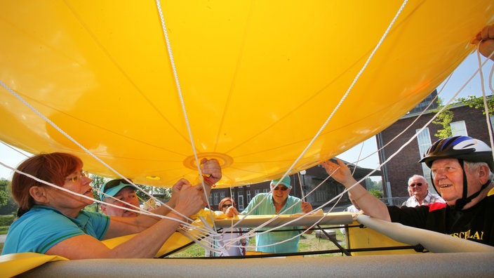 Vorbereitung und Auflassen des Ballons an der Schachtanlage Minister Stein in Dortmund