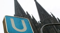 U-Bahn-Haltestellenschild am Kölner Dom