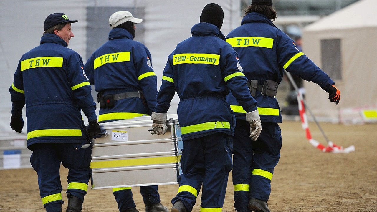 Mitarbeiter des THW bauen ihr Lager in Japan ab