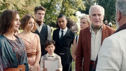 Auf der Hochzeit - v.l.n.r. Cato (Monic Hendricks), Hanna (Ellie de Lange), Jeroen (Ward Kerremans), Milly Hendriks (Abigail Abraham), Luz (Lynn Van Royen) und Pieter (Gene Bervoets).