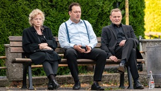 Wie geht es weiter? Hildegard (Christine Schorn) mit ihren Söhnen Mario (Charly Hübner) und Torsten (Devid Striesow).