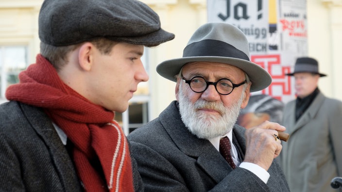 Franz Huchel (Simon Morzé, li.) bewundert Freud (Bruno Ganz).