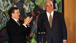 Amtsübergabe des bisherigen Bundeskanzlers Kohl an seinen Nachfolger Schröder 27.10.1998