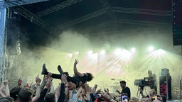 Der Drummer von Kochkraft durch KMA macht Stagediving bei Bochum Total