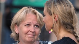 Hannelore Kraft und Teilnehmerin bei Gedenkfeier in Duisburg