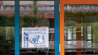 Eingangstür der Johannes-Löh-Gesamtschule in Burscheid