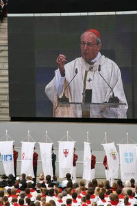 Kardinal Meisner auf dem Abschlussgottesdienst im RheinEnergiestadion