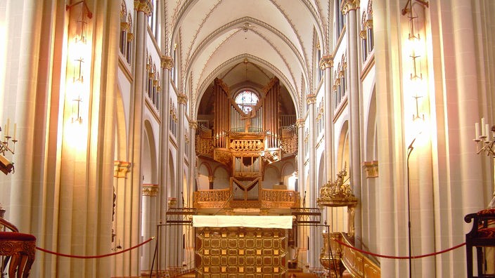 Blick auf den Altar im Bonner Münster
