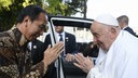 Papst Franziskus wird vom indonesischen Präsidenten Joko Widodo begrüßt