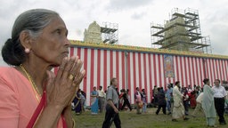 Gläubige vor dem Hindu-Tempel in Hamm