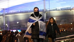 Isrealische Fans verlassen das Fußballstadion in Paris