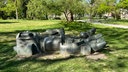 Auf der Wiese im Park steht der leere Sockel der gestohlenen Skulptur.