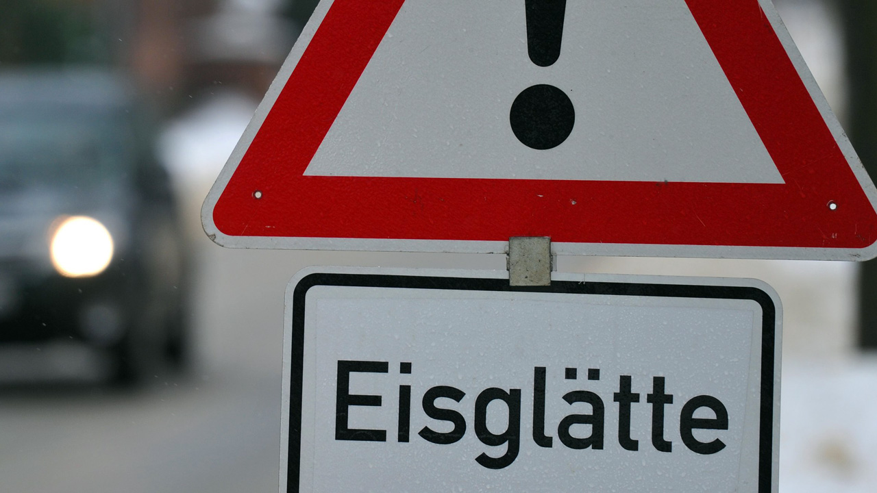 Warnschild mit der Aufschrift 'Eisglätte'