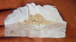 Nahaufnahme von Heroin in Pulverform.