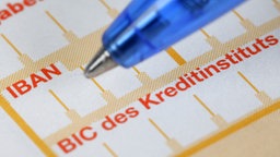 Überweisungsformular auf die IBAN des Kunden und die BIC des Kreditinstituts aufgedruckt sind