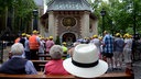 Pilger sitzen vor der Marienkapelle in Kevelaer