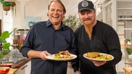 Björn Freitag kocht mit Ludwig "Lucki" Maurer (r.) leckerer Schnitzel mit Kartoffelsalat.