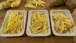 Das Bild zeigt drei Pommesschalen mit den selbstgemachten Pommes