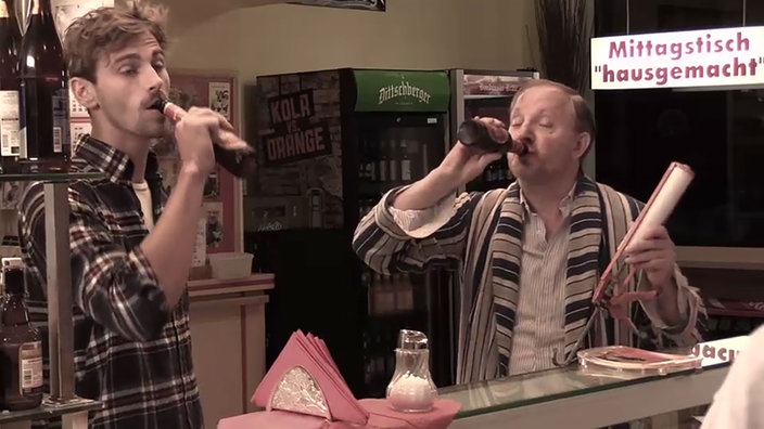 Dittsche und Fynn Kliemann trinken Burdinski Bräu, Dittsche hält eine Tube Silikon