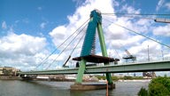 Die Severinsbrücke in Köln mit Baugerüst