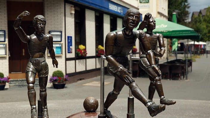 Denkmal mit Fußballspielern