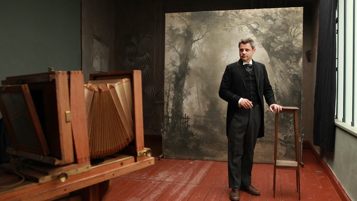 Martin von Mauschwitz beim Dreh zu "Wir vor 100 Jahren" in einem altertümlichen Fotostudio