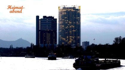 Der Bonner "Post-Tower" abends, Blick vom Rhein